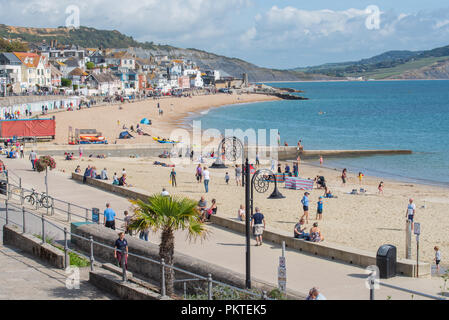 Lyme Regis, dans le Dorset, UK. 15 septembre 2018. Météo France : Les visiteurs et les gens profiter de soleil et ciel bleu vif à la station balnéaire de Lyme Regis sur un autre magnifique week-end de septembre. Credit : Celia McMahon/Alamy Live News Banque D'Images