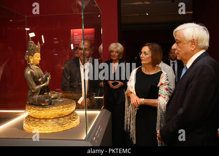 (180915) -- Athènes, le 15 septembre 2018 (Xinhua) -- Le président grec Prokopis Pavlopoulos (R) est considéré à l'ouverture de l'exposition "De la Cité Interdite : les appartements impériaux de Qianlong" au Musée de l'Acropole à Athènes, Grèce, le 14 septembre, 2018. Une rare exposition sur l'empereur Qianlong de la Chine va à l'affiche au Musée de l'Acropole, avec objets exquis qui sera présentée pour la première fois au public du 15 septembre au 14 février 2019. (Xinhua/Marios Lolos) Banque D'Images
