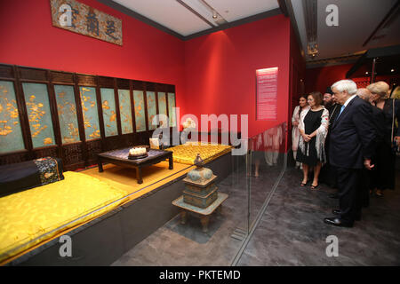 (180915) -- Athènes, le 15 septembre 2018 (Xinhua) -- Le président grec Prokopis Pavlopoulos (R) est considéré à l'ouverture de l'exposition "De la Cité Interdite : les appartements impériaux de Qianlong" au Musée de l'Acropole à Athènes, Grèce, le 14 septembre, 2018. Une rare exposition sur l'empereur Qianlong de la Chine va à l'affiche au Musée de l'Acropole, avec objets exquis qui sera présentée pour la première fois au public du 15 septembre au 14 février 2019. (Xinhua/Marios Lolos) Banque D'Images