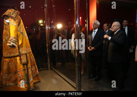 (180915) -- Athènes, le 15 septembre 2018 (Xinhua) -- Le président du Musée de l'Acropole Dimitrios Pandermalis (R) guide le président grec Prokopis Pavlopoulos (C) à l'ouverture de l'exposition "De la Cité Interdite : les appartements impériaux de Qianlong' à Athènes, Grèce, le 14 septembre, 2018. Une rare exposition sur l'empereur Qianlong de la Chine va à l'affiche au Musée de l'Acropole, avec objets exquis qui sera présentée pour la première fois au public du 15 septembre au 14 février 2019. (Xinhua/Marios Lolos) Banque D'Images