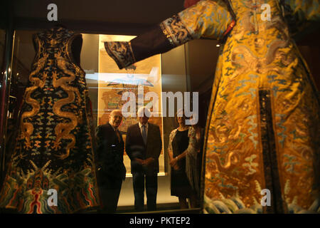 (180915) -- Athènes, le 15 septembre 2018 (Xinhua) -- Le président du Musée de l'Acropole Dimitrios Pandermalis (L) guide le président grec Prokopis Pavlopoulos (C) à l'ouverture de l'exposition "De la Cité Interdite : les appartements impériaux de Qianlong' à Athènes, Grèce, le 14 septembre, 2018. Une rare exposition sur l'empereur Qianlong de la Chine va à l'affiche au Musée de l'Acropole, avec objets exquis qui sera présentée pour la première fois au public du 15 septembre au 14 février 2019. (Xinhua/Marios Lolos) Banque D'Images