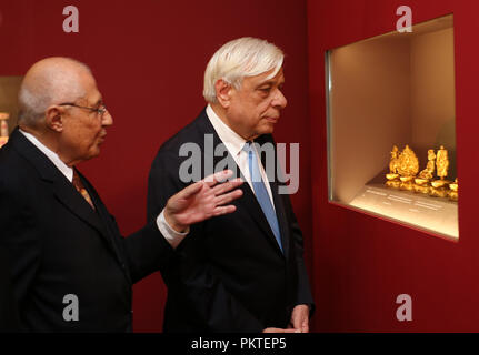 (180915) -- Athènes, le 15 septembre 2018 (Xinhua) -- Le président du Musée de l'Acropole Dimitrios Pandermalis (L) guide le président grec Prokopis Pavlopoulos a l'ouverture de l'exposition "De la Cité Interdite : les appartements impériaux de Qianlong' à Athènes, Grèce, le 14 septembre, 2018. Une rare exposition sur l'empereur Qianlong de la Chine va à l'affiche au Musée de l'Acropole, avec objets exquis qui sera présentée pour la première fois au public du 15 septembre au 14 février 2019. (Xinhua/Marios Lolos) Banque D'Images