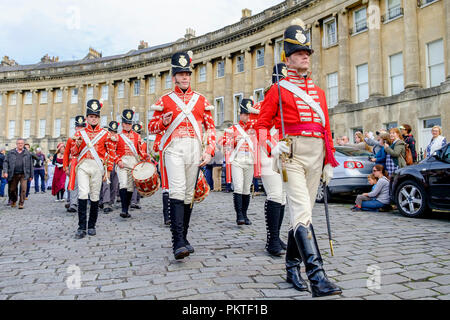 Bath, Royaume-Uni. 15 Sep, 2018. Les membres du 33e Régiment d'infanterie sont représentés marchant devant du Royal Crescent à mesure qu'ils prennent part au monde célèbre Grand Regency Promenade en costume. La Promenade, une partie de la Jane Austen Festival est une procession dans les rues de Bath et les participants qui viennent de partout dans le monde s'habiller en costume du 18ème siècle. Credit : Lynchpics/Alamy Live News Banque D'Images