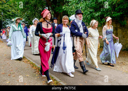 Bath, Royaume-Uni. 15 Sep, 2018. Fans de Jane Austen sont illustrés en prenant part à la célèbre Grand Regency Promenade en costume. La Promenade, une partie de la Jane Austen Festival est une procession dans les rues de Bath et les participants qui viennent de partout dans le monde s'habiller en costume du 18ème siècle. Credit : Lynchpics/Alamy Live News Banque D'Images