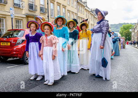 Bath, Royaume-Uni. 15 Sep, 2018. Fans de Jane Austen sont illustrés en prenant part à la célèbre Grand Regency Promenade en costume. La Promenade, une partie de la Jane Austen Festival est une procession dans les rues de Bath et les participants qui viennent de partout dans le monde s'habiller en costume du 18ème siècle. Credit : Lynchpics/Alamy Live News Banque D'Images