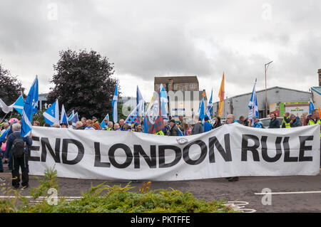 Glasgow, Ecosse, Royaume-Uni. 15 Septembre, 2018. Une bannière disant fin Londres Règle est porté par les militants en faveur de l'indépendance écossaise dans les rues de Glasgow. Le rassemblement a été organisé par le groupe l'espoir sur la peur et l'a nommé cette fois c'est oui. La marche a été organisée par le groupe Saor Alba et parcourue de Clyde Place à travers la ville pour rejoindre le rassemblement à George Square. Credit : Skully/Alamy Live News Banque D'Images