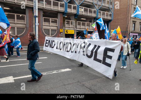 Glasgow, Ecosse, Royaume-Uni. 15 Septembre, 2018. Une bannière disant fin Londres Règle est porté par les militants en faveur de l'indépendance écossaise dans les rues de Glasgow. Le rassemblement a été organisé par le groupe l'espoir sur la peur et l'a nommé cette fois c'est oui. La marche a été organisée par le groupe Saor Alba et parcourue de Clyde Place à travers la ville pour rejoindre le rassemblement à George Square. Credit : Skully/Alamy Live News Banque D'Images