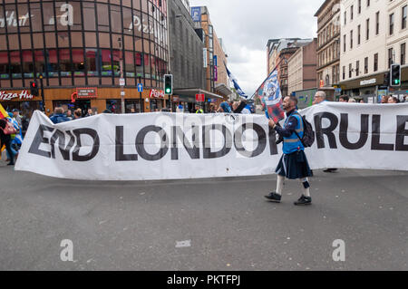 Glasgow, Ecosse, Royaume-Uni. 15 Septembre, 2018. Une bannière disant fin Londres Règle est porté par les militants en faveur de l'indépendance écossaise dans les rues de Glasgow. Le rassemblement a été organisé par le groupe l'espoir sur la peur et l'a nommé cette fois c'est oui. La marche a été organisée par le groupe Saor Alba et parcourue de Clyde Place à travers la ville pour rejoindre le rassemblement à George Square. Credit : Skully/Alamy Live News Banque D'Images