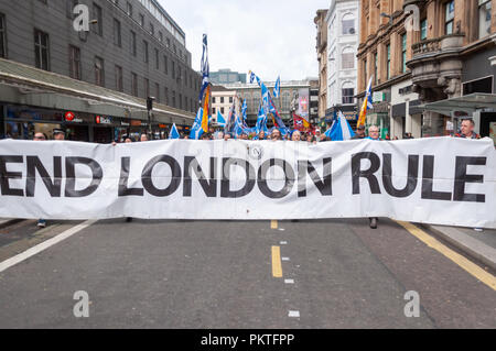 Glasgow, Ecosse, Royaume-Uni. 15 Septembre, 2018. Une bannière disant fin Londres Règle est porté par les militants en faveur de l'indépendance écossaise dans les rues de Glasgow. Le rassemblement a été organisé par le groupe l'espoir sur la peur et l'a nommé cette fois c'est oui. La marche a été organisée par le groupe Saor Alba et parcourue de Clyde Place à travers la ville pour rejoindre le rassemblement à George Square. Credit : Skully/Alamy Live News Banque D'Images