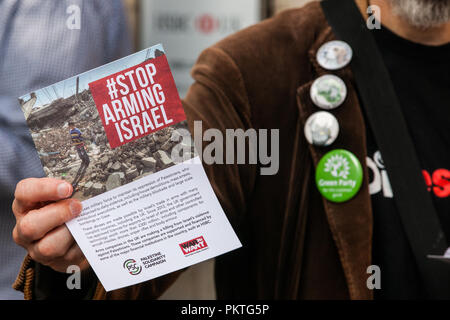 Londres, Royaume-Uni. 15 Septembre, 2018. Des militants de la Campagne de Solidarité Palestine manifestation devant la Banque HSBC dans Kensington High Street contre la banque en tenue de €800m d'actions de, et la participation à €19Md€ de prêts syndiqués pour plusieurs entreprises, d'armes, comme Elbit Systems, qui vendent des armes et de matériel militaire au gouvernement israélien utilisée pour attaquer les Palestiniens en Cisjordanie et à Gaza. Credit : Mark Kerrison/Alamy Live News Banque D'Images