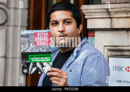 Londres, Royaume-Uni. 15 Septembre, 2018. Des militants de la Campagne de Solidarité Palestine manifestation devant la Banque HSBC dans Kensington High Street contre la banque en tenue de €800m d'actions de, et la participation à €19Md€ de prêts syndiqués pour plusieurs entreprises, d'armes, comme Elbit Systems, qui vendent des armes et de matériel militaire au gouvernement israélien utilisée pour attaquer les Palestiniens en Cisjordanie et à Gaza. Credit : Mark Kerrison/Alamy Live News Banque D'Images