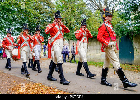 Bath, Royaume-Uni. 15 Sep, 2018. Les membres du 33e Régiment d'infanterie sont illustrés sur les sentiers de l'Hôpital Royal Victoria Park en tant qu'elles participent dans le monde entier célèbre Grand Regency Promenade en costume. La Promenade, une partie de la Jane Austen Festival est une procession dans les rues de Bath et les participants qui viennent de partout dans le monde s'habiller en costume du 18ème siècle. Credit : Lynchpics/Alamy Live News Banque D'Images