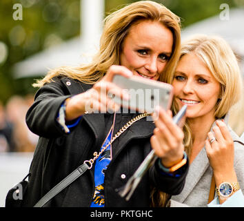 Dublin, dub, USA. 15 Sep, 2018. 15 septembre 2018 : Haute Couture, chapeaux à la mode et à prix élevé des chevaux de rendre la scène comme assister à des fans sur Champions Stakes irlandais journée à l'hippodrome de Leopardstown le 15 septembre 2018 à Dublin, Irlande. Scott Serio/ESW/CSM/Alamy Live News Banque D'Images