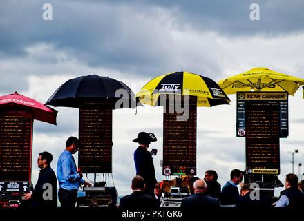 Dublin, dub, USA. 15 Sep, 2018. 15 septembre 2018 : Haute Couture, chapeaux à la mode et à prix élevé des chevaux de rendre la scène comme assister à des fans sur Champions Stakes irlandais journée à l'hippodrome de Leopardstown le 15 septembre 2018 à Dublin, Irlande. Scott Serio/ESW/CSM/Alamy Live News Banque D'Images