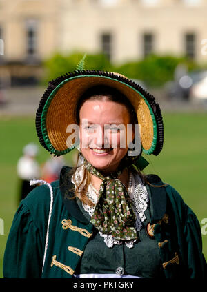 Bath, Royaume-Uni. 15 septembre 2018. Les fans de Jane Austen se rassembler dans regency robe de promenade à travers la ville historique de Bath. Le Jane Austen annuel Festival attire des gens de partout dans le monde pour célébrer le célèbre romancier travail. ©JMF News / alamy Live News Banque D'Images