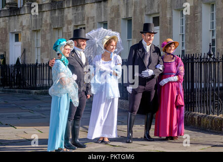 Bath, Royaume-Uni. 15 septembre 2018. Les fans de Jane Austen se rassembler dans regency robe de promenade à travers la ville historique de Bath. Le Jane Austen annuel Festival attire des gens de partout dans le monde pour célébrer le célèbre romancier travail. ©JMF News / alamy Live News Banque D'Images