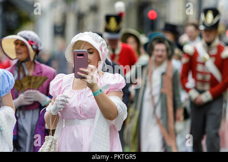 Bath, Royaume-Uni. 15 Sep, 2018. Fans de Jane Austen sont illustrés en prenant part à la célèbre Grand Regency Promenade en costume. La Promenade, une partie de la Jane Austen Festival est une procession dans les rues de Bath et les participants qui viennent de partout dans le monde s'habiller en costume du 18ème siècle. Credit : Lynchpics/Alamy Live News Banque D'Images