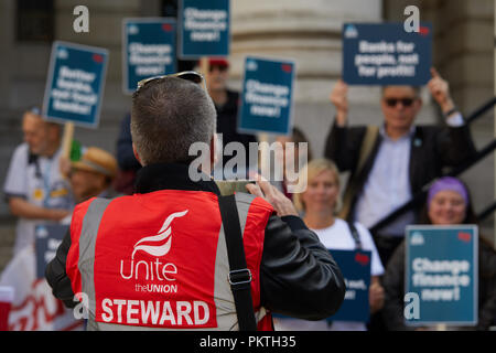 Londres, Royaume-Uni. - 15 septembre 2018 : un membre de l'Union européenne unissent manifestants photographies holding au niveau d'un changement des plaques rallye des finances, tenue à l'extérieur de la Royal Exchange Londres pour protester contre une décennie depuis que les banques ont été renflouées. Crédit : Kevin Frost/Alamy Live News Banque D'Images