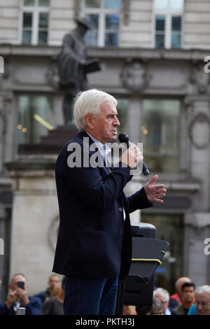 Londres, Royaume-Uni. - 15 septembre 2018 : John McDonnell, membre du parti travailliste britannique et Shadow Chancelier de l'Échiquier s'exprimant à l'extérieur du rassemblement des finances Changement Royal Exchange dans la ville de Londres. Crédit : Kevin Frost/Alamy Live News Banque D'Images