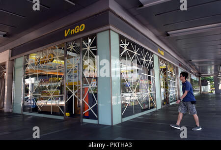 Hong Kong, Chine. 15 Sep, 2018. D'un windows store sont enregistrées jusqu'à Hong Kong, Chine du sud, le 15 septembre 2018. La météo à Hong Kong est de transformer les mauvaises prévisions significativement le dimanche, quand Mangkhut devrait être la plus proche de Hong Kong. Credit : Lo Fai Ping/Xinhua/Alamy Live News Banque D'Images