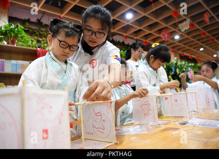 Hefei, Chine, Anhui Province. 15 Sep, 2018. Les enfants fabriquent des lanternes pour saluer la fête à venir à une communauté à Hefei, capitale de la Province d'Anhui en Chine orientale, le 15 septembre 2018. Credit : Liu Junxi/Xinhua/Alamy Live News Banque D'Images