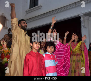 14 septembre 2018 - Mumbai, India - Indian film actrice Shilpa Shetty avec son mari Raj Kundra vu lèvent la main au cours d'une procession à la maison..un défilé pour l'immersion d'une idole du dieu Hindou à tête d'éléphant Ganesh, seigneur de dévots hindous prendre accueil idoles de Seigneur Ganesha pour invoquer ses bénédictions pour la sagesse et la prospérité. (Crédit Image : © Azhar Khan/SOPA des images à l'aide de Zuma sur le fil) Banque D'Images