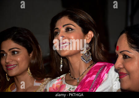 14 septembre 2018 - Mumbai, India - Indian film actrice Shilpa Shetty vu sourire lors d'une procession à la maison..un défilé pour l'immersion d'une idole du dieu Hindou à tête d'éléphant Ganesh, seigneur de dévots hindous prendre accueil idoles de Seigneur Ganesha pour invoquer ses bénédictions pour la sagesse et la prospérité. (Crédit Image : © Azhar Khan/SOPA des images à l'aide de Zuma sur le fil) Banque D'Images