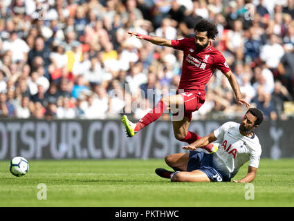 Londres, Royaume-Uni. 15 Sep, 2018. Mohamed Salah de Liverpool (L) rivalise avec Tottenham Hotspur's Mousa Dembele au cours de l'English Premier League match entre Tottenham Hotspur et Liverpool à la stade de Wembley à Londres, Angleterre le 15 septembre 2018. Liverpool a gagné 2-1. Credit : Han Yan/Xinhua/Alamy Live News Banque D'Images