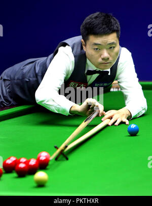 (180915) -- SHANGHAI, le 15 septembre 2018 (Xinhua) -- Ding Junhui de la concurrence de la Chine au cours de la demi-finale contre Barry Hawkins de l'Angleterre à World Snooker 2018 Masters de Shanghai à Shanghai, la Chine orientale, le 15 septembre 2018. (Xinhua/Jun Fan) Banque D'Images