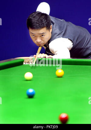 (180915) -- SHANGHAI, le 15 septembre 2018 (Xinhua) -- Ding Junhui de la concurrence de la Chine au cours de la demi-finale contre Barry Hawkins de l'Angleterre à World Snooker 2018 Masters de Shanghai à Shanghai, la Chine orientale, le 15 septembre 2018. (Xinhua/Jun Fan) Banque D'Images