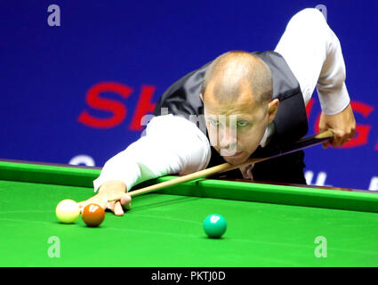 (180915) -- SHANGHAI, le 15 septembre 2018 (Xinhua) -- Barry Hawkins de l'Angleterre est en concurrence au cours de la demi-finale contre Ding Junhui de Chine à Shanghai World Snooker 2018 Masters de Shanghai, la Chine orientale, le 15 septembre 2018. (Xinhua/Jun Fan) Banque D'Images