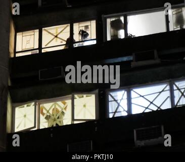 Hong Kong, Chine. 15 Sep, 2018. Un citoyen a enregistré de windows jusqu'à Hong Kong, Chine du sud, le 15 septembre 2018. La météo à Hong Kong est de transformer les mauvaises prévisions significativement le dimanche, quand Mangkhut devrait être la plus proche de Hong Kong. Credit : Wang Shen/Xinhua/Alamy Live News Banque D'Images
