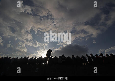 15 septembre 2018 - Kulgam, Jammu-et-Cachemire, l'Inde - les gens se profilent comme ils assistent aux funérailles de haut commandant rebelle Gulzar Padder Adijan en matière de Kulgam quelques 70 kilomètres de Srinagar, la capitale d'été du Cachemire sous contrôle indien le 15 septembre 2018. Cinq rebelles et un civil ont été tués par les forces indiennes au cours d'une bataille d'armes entre les rebelles et les forces de sécurité indiennes dans Chowgam domaine de Qazigund Kulgam. (Crédit Image : © Faisal Khan/Zuma sur le fil) Banque D'Images