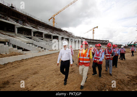 Phnom Penh, Cambodge. 15 Sep, 2018. Le ministre du Tourisme du Cambodge Thong Khon (1er r avant), président du Comité olympique national du Cambodge, visite le site de construction en cours de la Chine-aided nouveau Stade national à Phnom Penh, au Cambodge, le 15 septembre 2018. Credit : Sovannara/Xinhua/Alamy Live News Banque D'Images