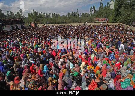 15 septembre 2018 - Kulgam, Jammu-et-Cachemire, l'Inde - personnes assistent à la cérémonie funéraire de haut commandant rebelle Gulzar Padder Adijan en matière de Kulgam quelques 70 kilomètres de Srinagar, la capitale d'été du Cachemire sous contrôle indien le 15 septembre 2018. Cinq rebelles et un civil ont été tués par les forces indiennes au cours d'une bataille d'armes entre les rebelles et les forces de sécurité indiennes dans Chowgam domaine de Qazigund Kulgam. (Crédit Image : © Faisal Khan/Zuma sur le fil) Banque D'Images