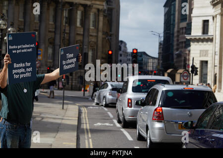 Londres, Royaume-Uni. - 15 septembre 2018 : un manifestant, une partie du changement Finances Rally, détient des pancartes à circulation en dehors de la Banque d'Angleterre. Crédit : Kevin Frost/Alamy Live News Banque D'Images