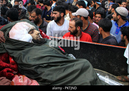 15 septembre 2018 - Kulgam, Jammu-et-Cachemire, l'Inde - Corps Mort de haut commandant rebelle Gulzar Padder est vu lors de sa cérémonie funéraire dans la région de Kulgam Adijan quelque 70 kilomètres de Srinagar, la capitale d'été du Cachemire sous contrôle indien le 15 septembre 2018. Cinq rebelles et un civil ont été tués par les forces indiennes au cours d'une bataille d'armes entre les rebelles et les forces de sécurité indiennes dans Chowgam domaine de Qazigund Kulgam. (Crédit Image : © Faisal Khan/Zuma sur le fil) Banque D'Images