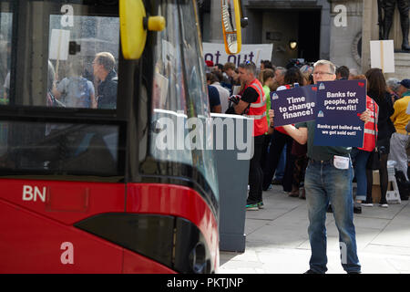 Londres, Royaume-Uni. - 15 septembre 2018 : un manifestant, une partie du changement Finances Rally, détient des pancartes à circulation en dehors de la Banque d'Angleterre. Crédit : Kevin Frost/Alamy Live News Banque D'Images