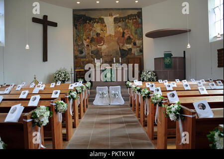 Gruenwald, Bavière. 15 Sep, 2018. 15 septembre 2018, l'Allemagne, Gruenwald : l'église Saint Thomas décoré avant le mariage du compositeur Ralph Siegel avec sa femme Laura. Credit : Ursula Düren/dpa/Alamy Live News Banque D'Images