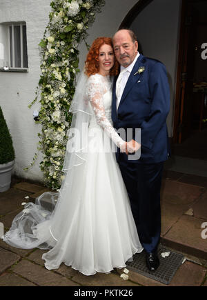 Gruenwald, Bavière. 15 Sep, 2018. 15 septembre 2018, l'Allemagne, Gruenwald : les couples nuptiales Ralph et Laura Siegel se tenir en face de l'église Saint-Thomas après leur mariage. Credit : Ursula Düren/dpa/Alamy Live News Banque D'Images