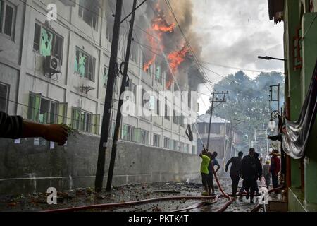 15 septembre 2018 - Srinagar, J&K, Inde - Les sections locales et les pompiers vu essayer d'éteindre le feu.Un violent incendie a éclaté dans un hôtel local ici à Srinagar le samedi, mais il n'y a pas eu de perte de vie ou blessures selon la police. Offres d'incendie ont été transportés à l'endroit et de la police, et l'incendie et d'urgence tentaient d'éteindre les flammes. Credit : Saqib Majeed/SOPA Images/ZUMA/Alamy Fil Live News Banque D'Images