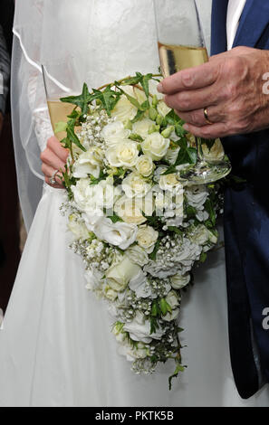 Gruenwald, Bavière. 15 Sep, 2018. 15 septembre 2018, l'Allemagne, Gruenwald : Le bouquet de mariée de mariée Laura Siegel est composé de fleurs blanches de lierre. Credit : Ursula Düren/dpa/Alamy Live News Banque D'Images