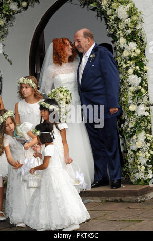 Gruenwald, Bavière. 15 Sep, 2018. 15 septembre 2018, l'Allemagne, Gruenwald : les couples nuptiales Ralph et Laura Siegel sortie St Thomas Church avec les filles de fleurs. Credit : Ursula Düren/dpa/Alamy Live News Banque D'Images