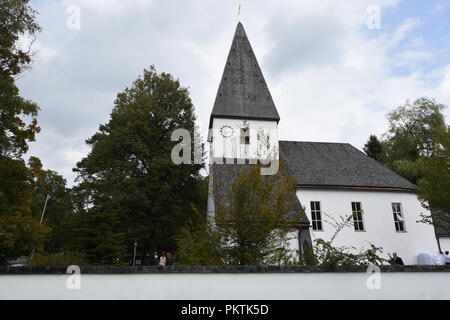 Gruenwald, Bavière. 15 Sep, 2018. 15 septembre 2018, l'Allemagne, Gruenwald : Compositeur Ralph Siegel et son épouse Laura sont mariés en l'église Saint Thomas. Credit : Ursula Düren/dpa/Alamy Live News Banque D'Images