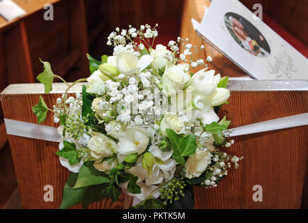 Gruenwald, Bavière. 15 Sep, 2018. 15 septembre 2018, l'Allemagne, Gruenwald : la décoration florale au mariage du compositeur Ralph Siegel à son épouse Laura à l'église Saint-Thomas. Credit : Ursula Düren/dpa/Alamy Live News Banque D'Images