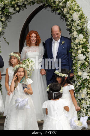 Gruenwald, Bavière. 15 Sep, 2018. 15 septembre 2018, l'Allemagne, Gruenwald : les couples nuptiales Ralph et Laura Siegel sortie St Thomas Church avec les filles de fleurs. Credit : Ursula Düren/dpa/Alamy Live News Banque D'Images