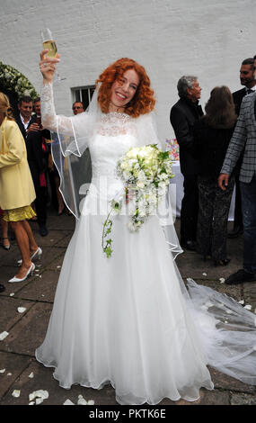 Gruenwald, Bavière. 15 Sep, 2018. 15 septembre 2018, l'Allemagne, Gruenwald : l'épouse Laura Siegel est heureux après le mariage à l'église Saint Thomas. Credit : Ursula Düren/dpa/Alamy Live News Banque D'Images