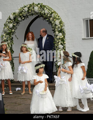 Gruenwald, Bavière. 15 Sep, 2018. 15 septembre 2018, l'Allemagne, Gruenwald : les couples nuptiales Ralph et Laura Siegel sortie St Thomas Church avec les filles de fleurs. Credit : Ursula Düren/dpa/Alamy Live News Banque D'Images