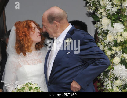 Gruenwald, Bavière. 15 Sep, 2018. 15 septembre 2018, l'Allemagne, Gruenwald : les couples nuptiales Ralph et Laura Siegel sortie St Thomas Church. Credit : Ursula Düren/dpa/Alamy Live News Banque D'Images