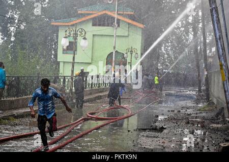 15 septembre 2018 - Srinagar, J&K, Inde - Les sections locales et les pompiers vu essayer d'éteindre le feu.Un violent incendie a éclaté dans un hôtel local ici à Srinagar le samedi, mais il n'y a pas eu de perte de vie ou blessures selon la police. Offres d'incendie ont été transportés à l'endroit et de la police, et l'incendie et d'urgence tentaient d'éteindre les flammes. Credit : Saqib Majeed/SOPA Images/ZUMA/Alamy Fil Live News Banque D'Images